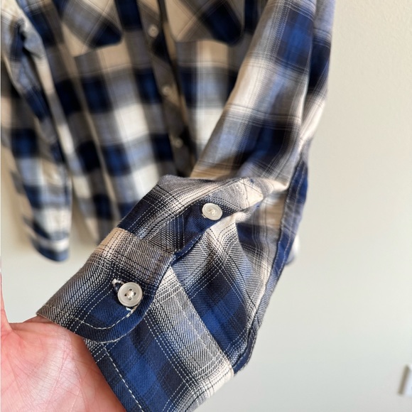 Women’s Size M Levi’s Plaid Button Down Shirt - Picture 16 of 17